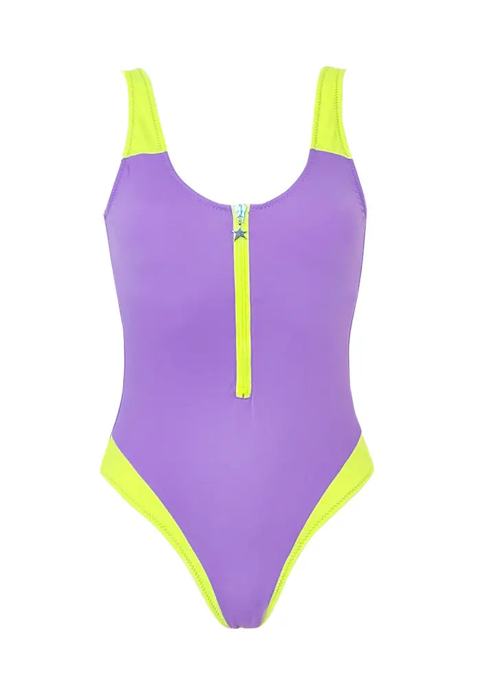 Bañador con cremallera en color lila con tirantes en amarillo flúor. 
