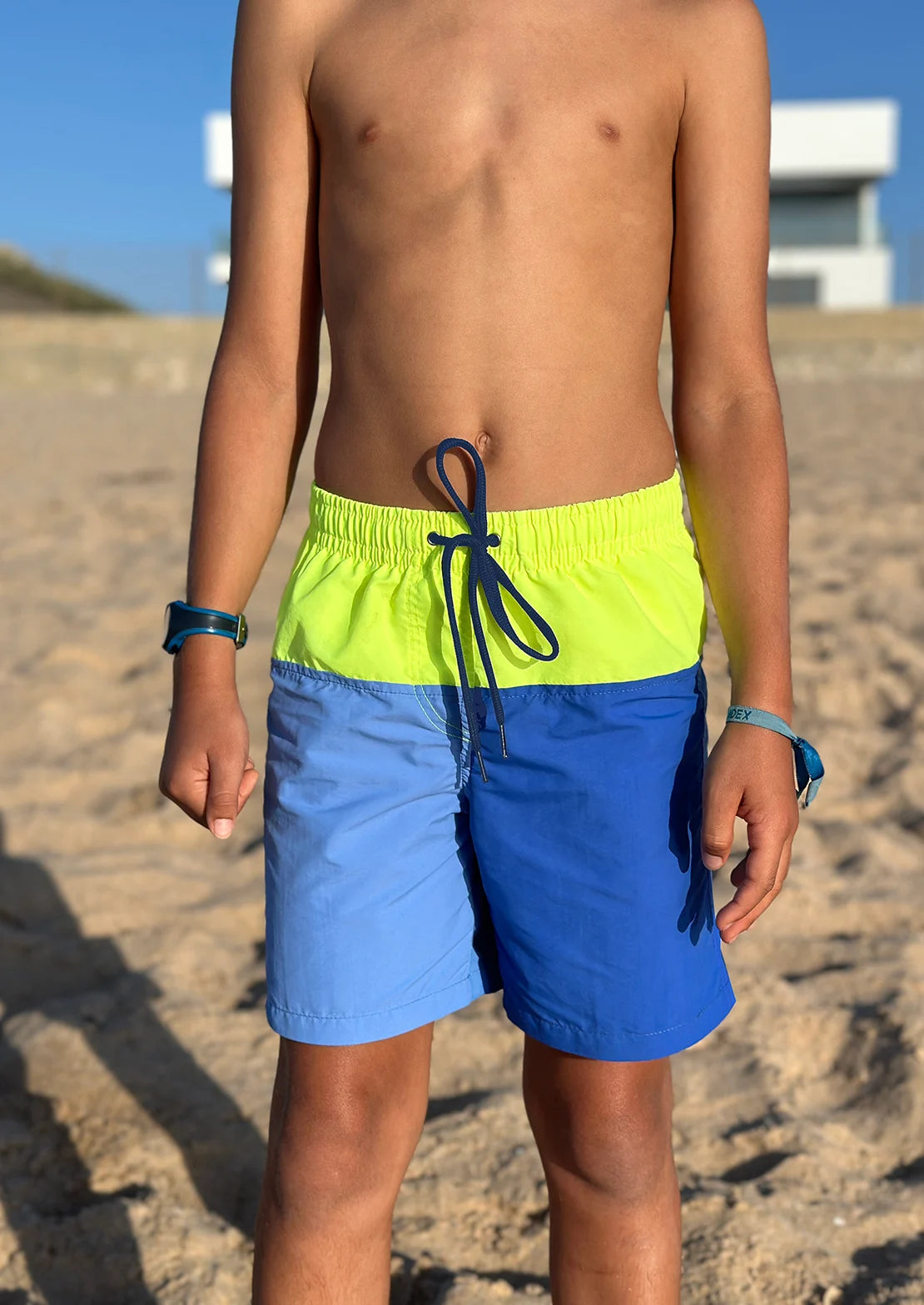 Comprar Bañador para niño tres colores: azul, celeste y amarillo flúor. Secado rápido. Bañador Surf Blue Mare para niño de To the Moon.