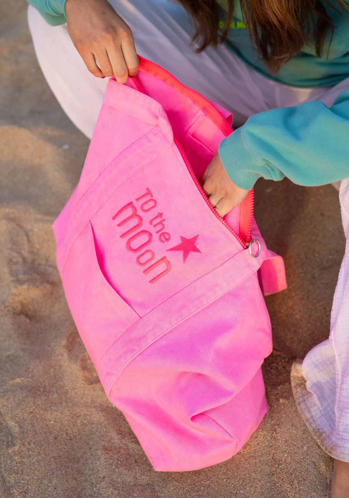 Bolsa grande en color rosa neon multiusos con cremallera y bolsillos para ir a la playa.