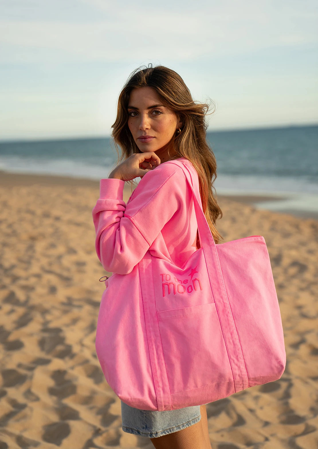 Bolsa de playa en color rosa neon multiusos con cremallera de To the Moon ideal para ir a la piscina.