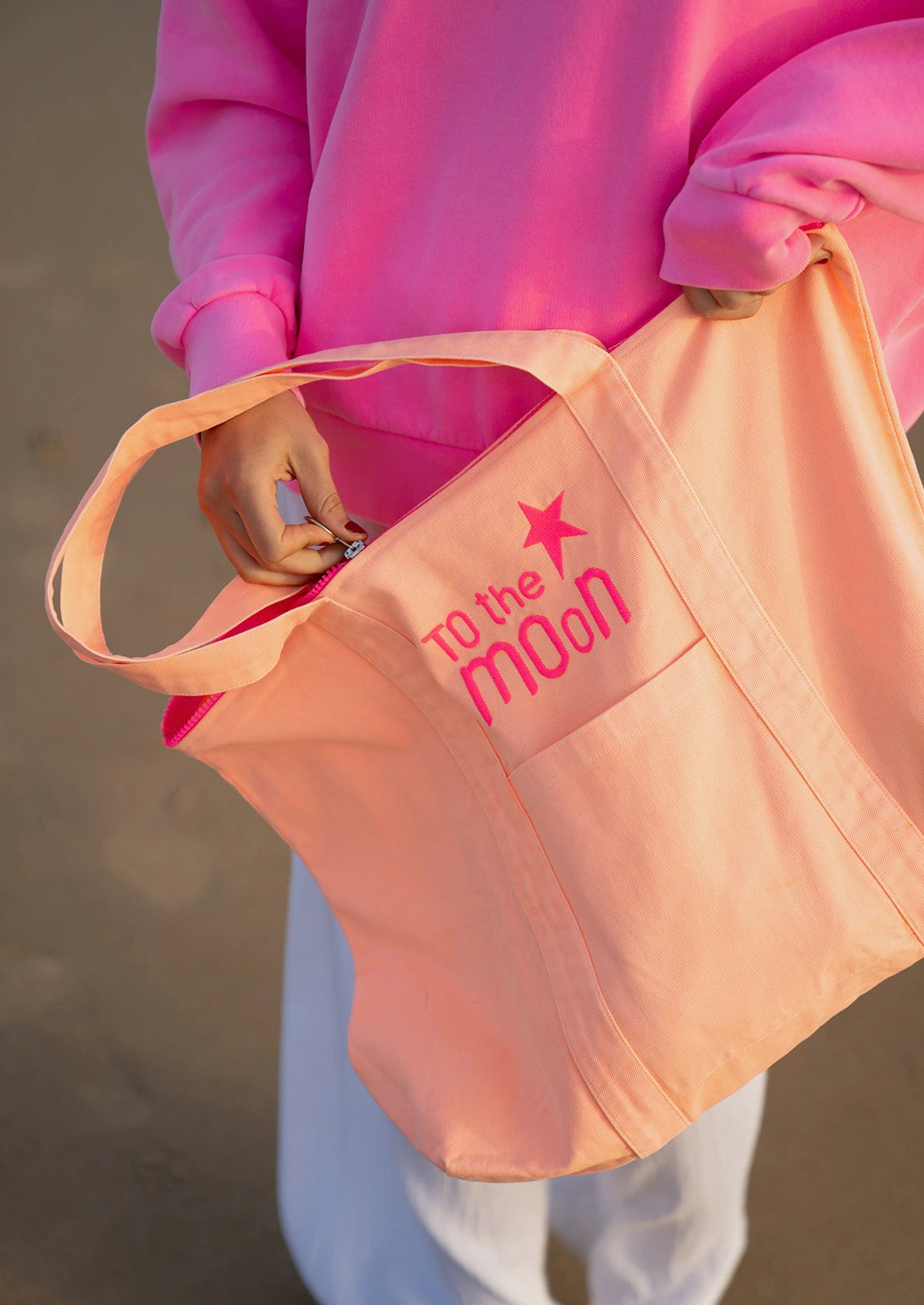 Bolsa de playa en color melocotón neon multiusos con cremallera de To the Moon ideal para ir a la piscina.