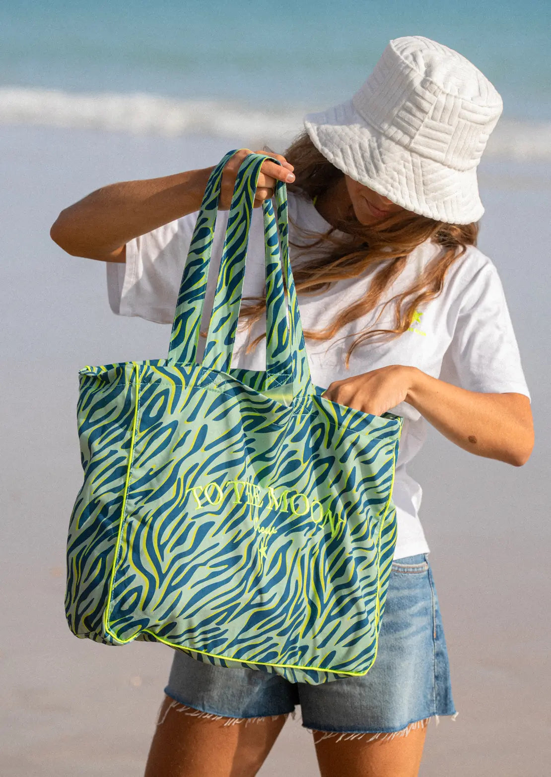Comprar tote bag de To the Moon estampado cebra mint con toques flúor.