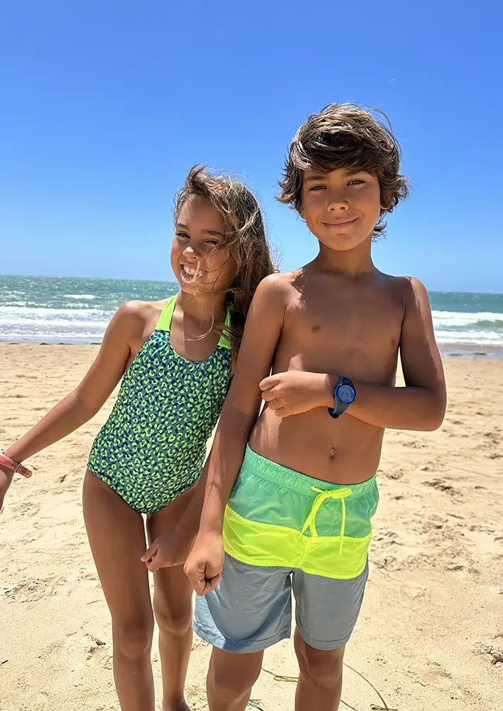 Hermanos a juego con el bañador Pool Animal Verde Flúor para niña y el bañador para niño Surf Verde Flúor