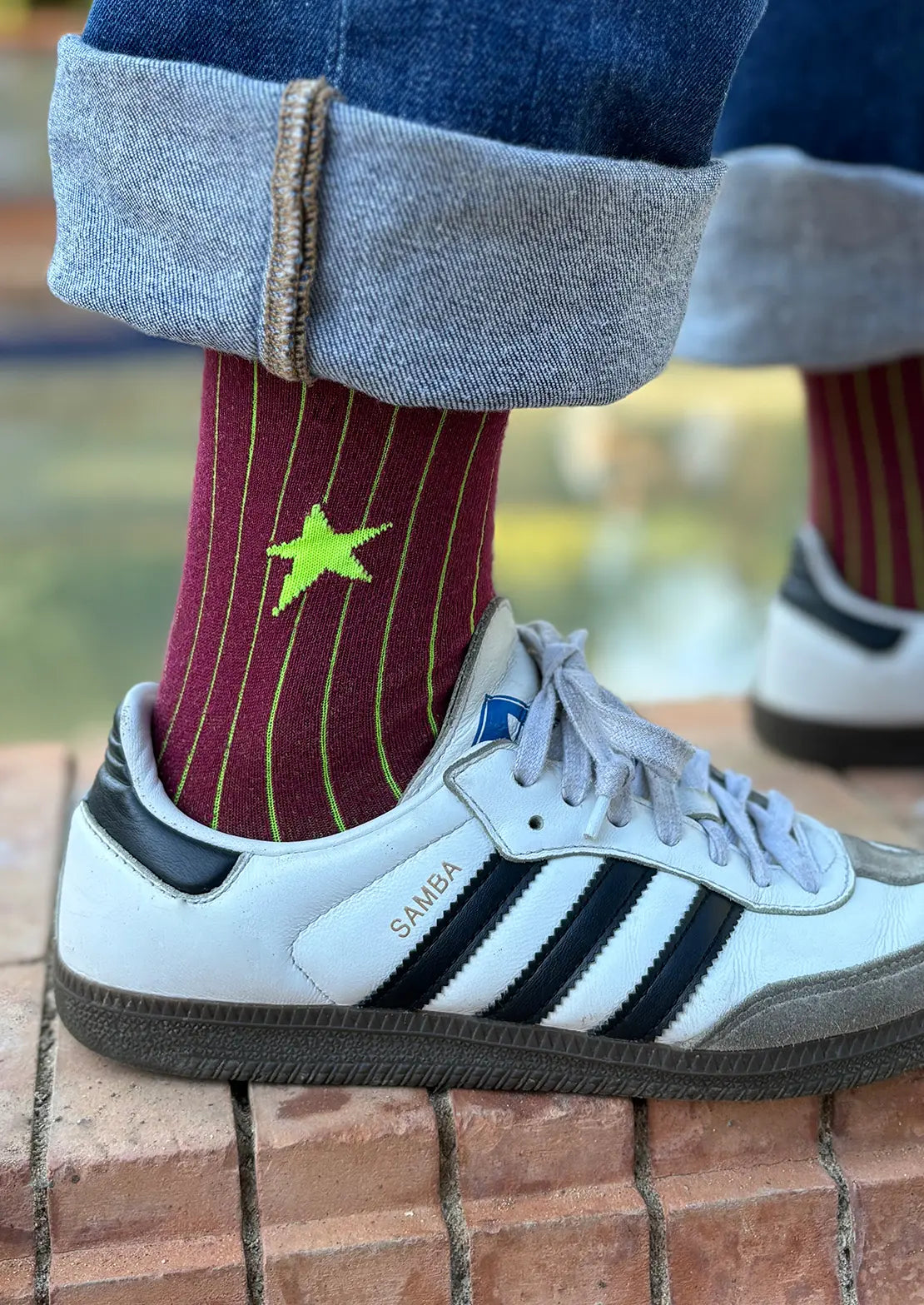 Calcetín de media caña en color burdeos y flúor con estrella. Modelo Canalé Burdeos. Calcetines To the Moon