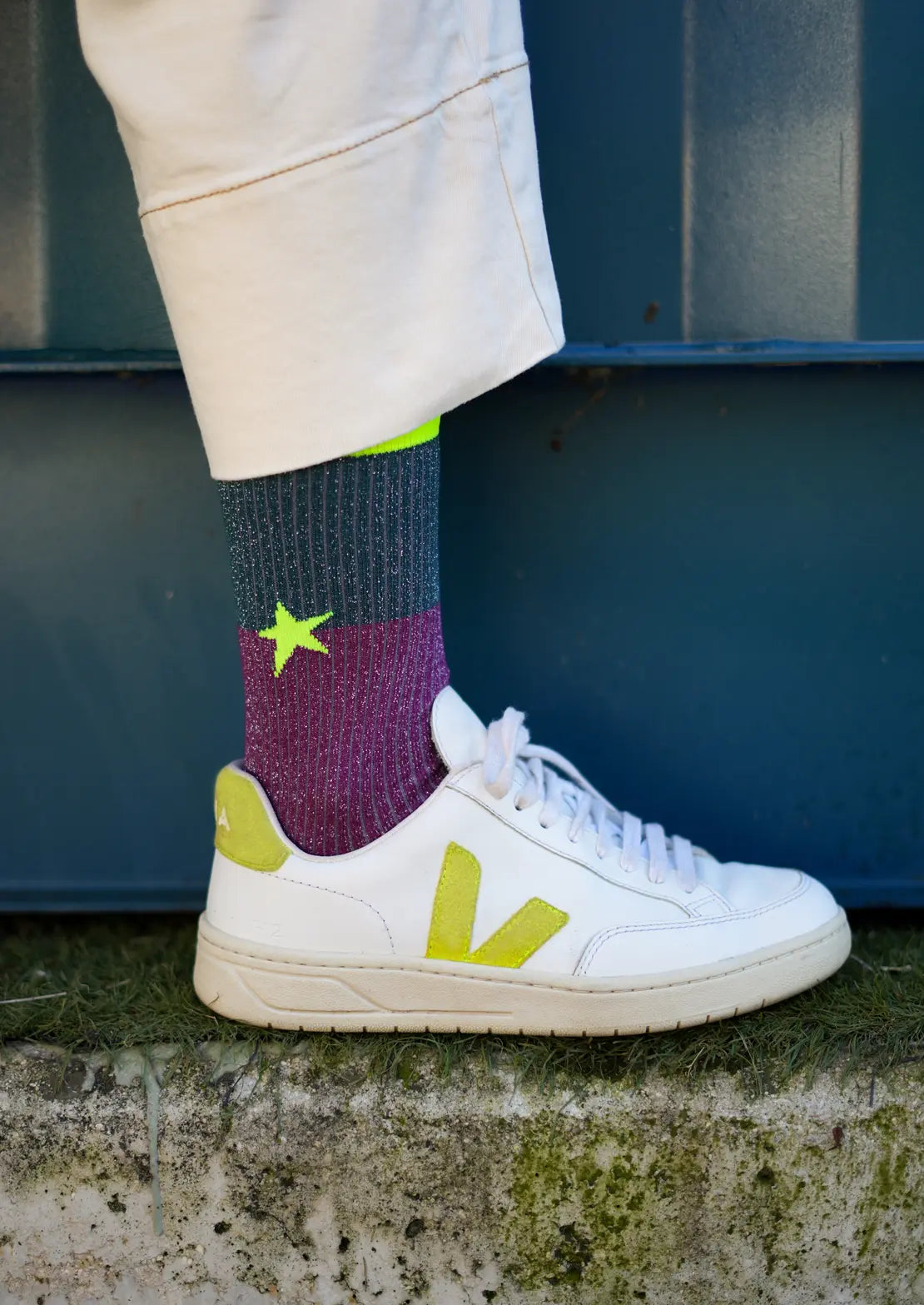 Calcetín media caña en color berenjena y flúor. Modelo Lúrex Grapé. Calcetines To the Moon