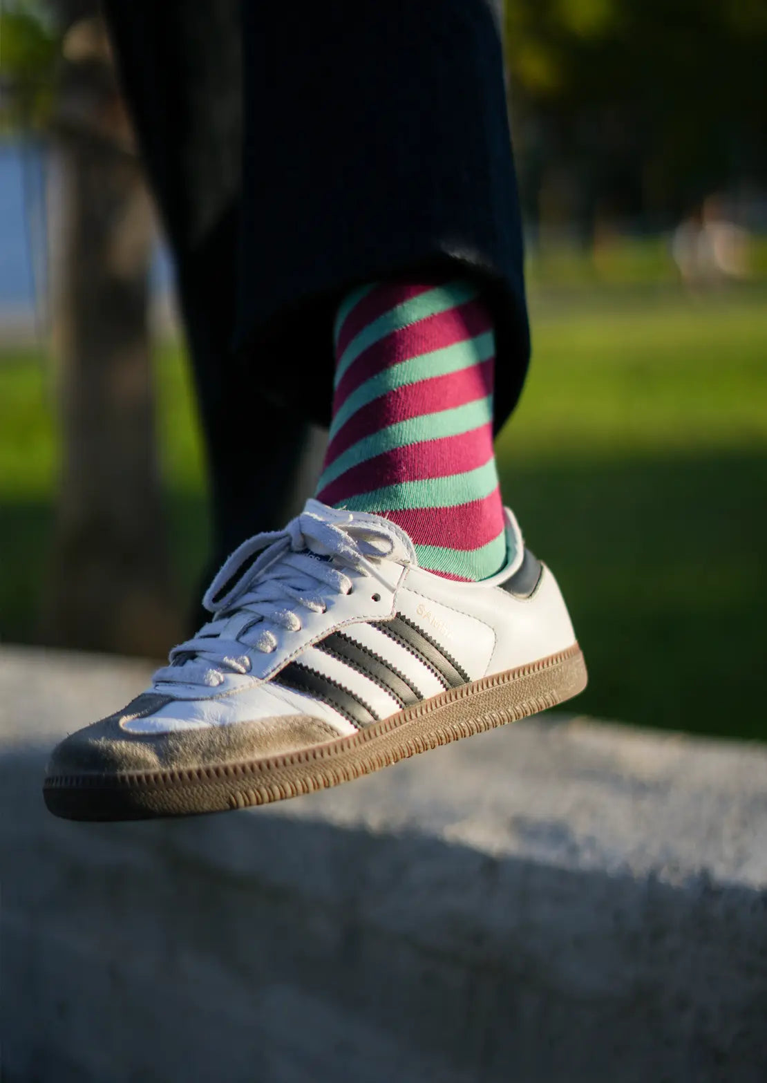 Calcetín media caña en color burddeos y amarillo flúor. Modelo Rayas Purple. Calcetines To the Moon