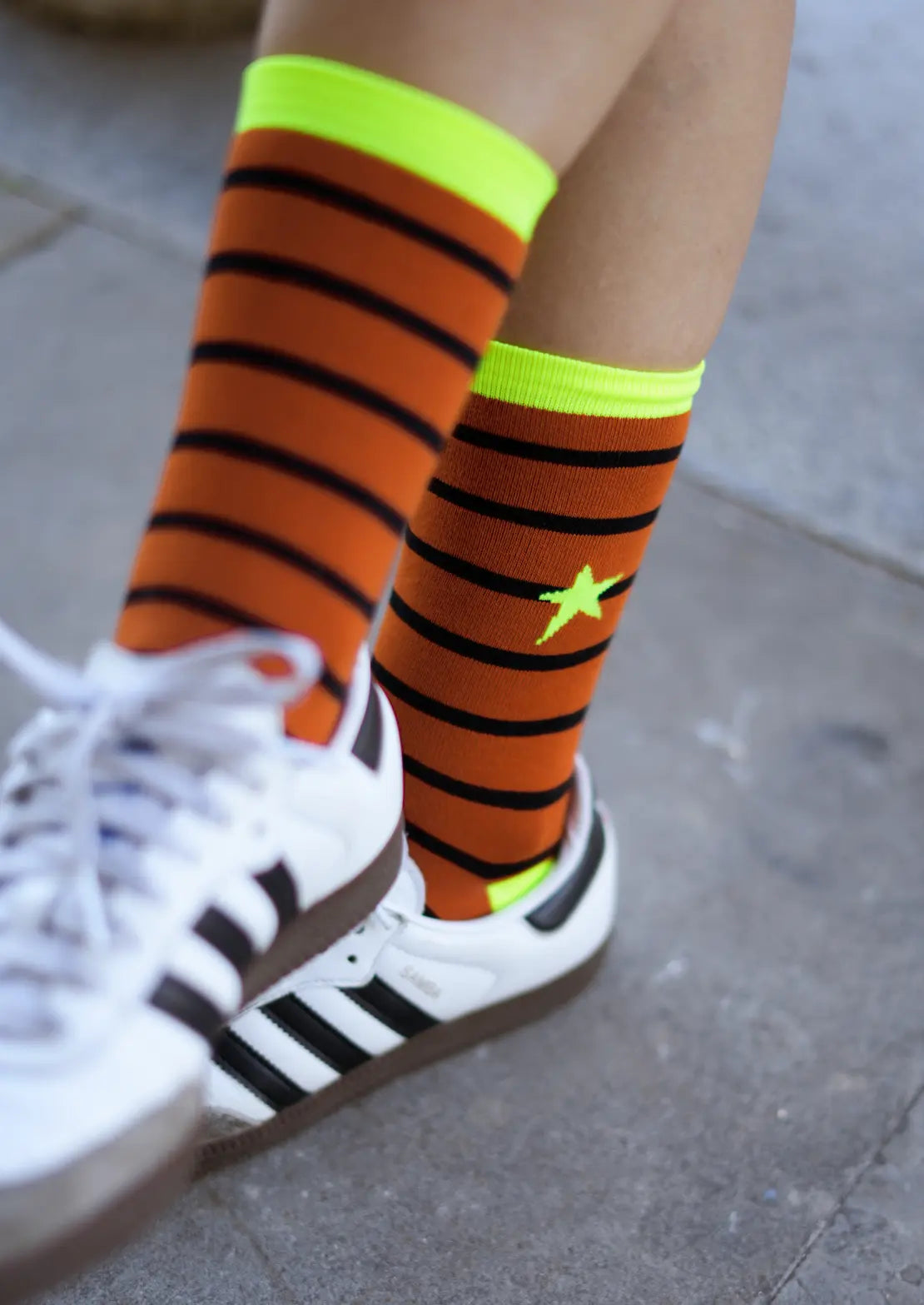 Calcetín media caña en color caldera, negro y amarillo flúor. Modelo Rayas Caramel. Calcetines To the Moon
