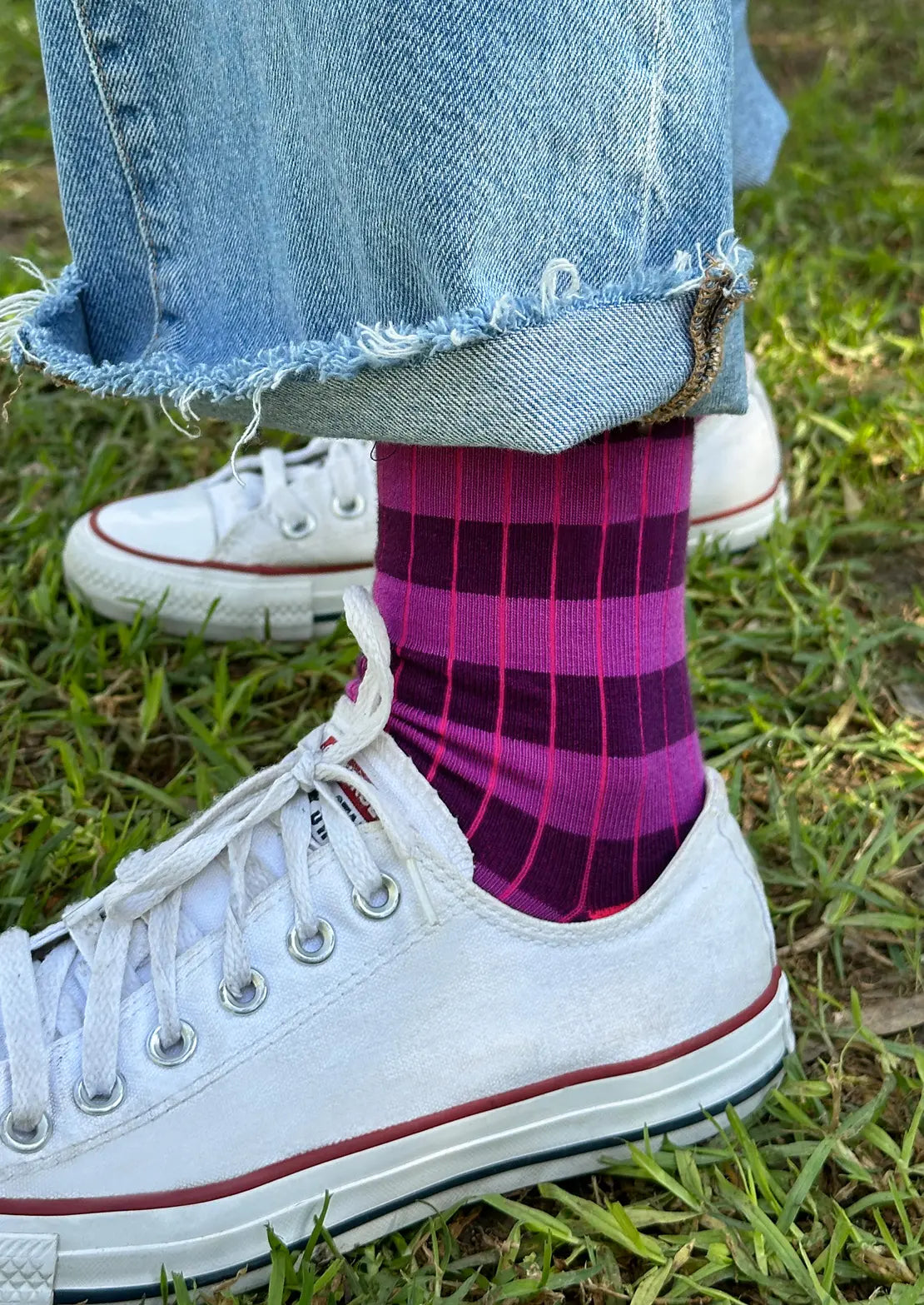 Calcetines de canalé con rayas moradas y lils con estrella rosa flúor. Calcetines de To the Moon de caña alta