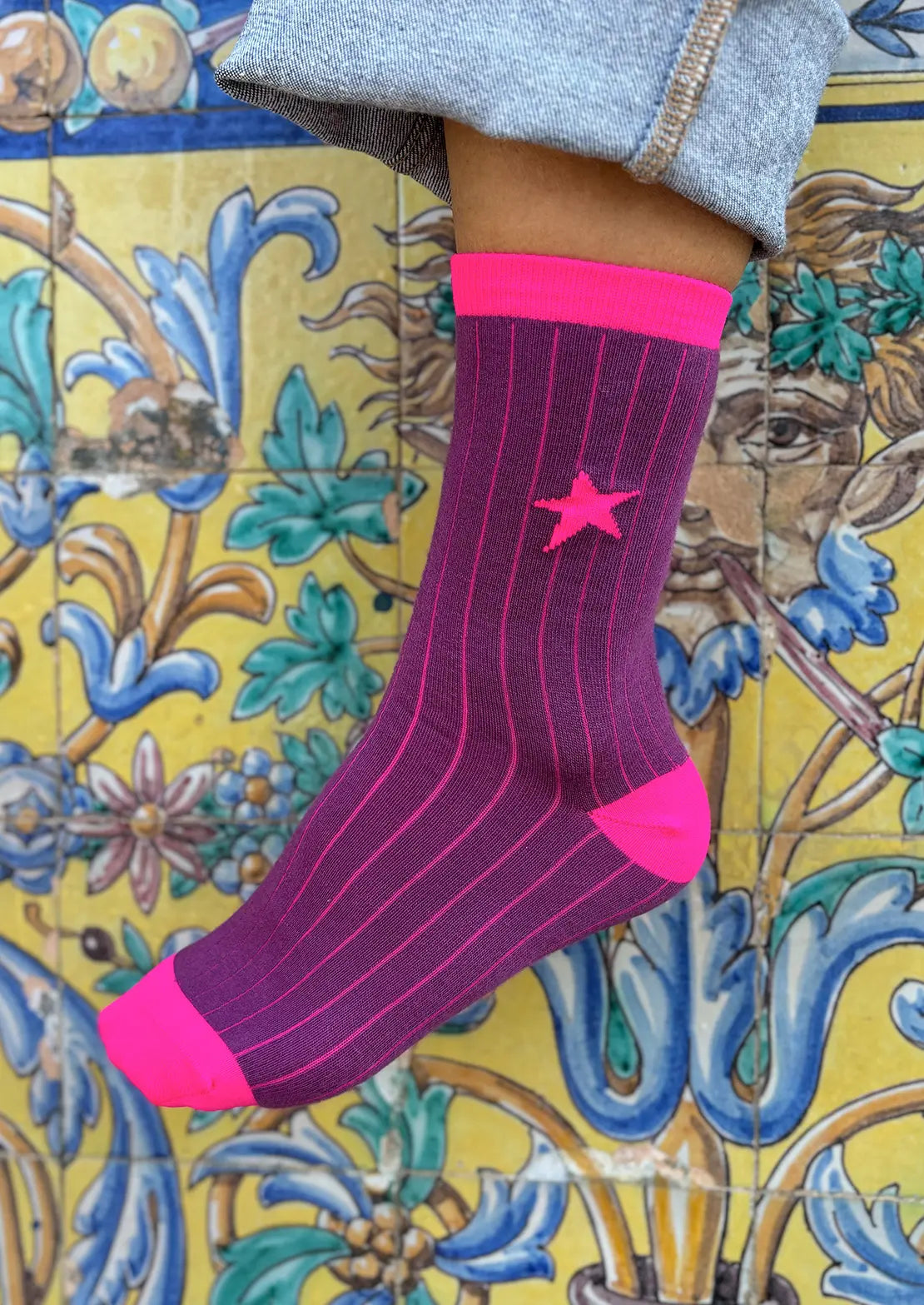 Calcetines de canalé berry con estrella rosa flúor ideales para teens. Calcetines de To the Moon de caña baja.