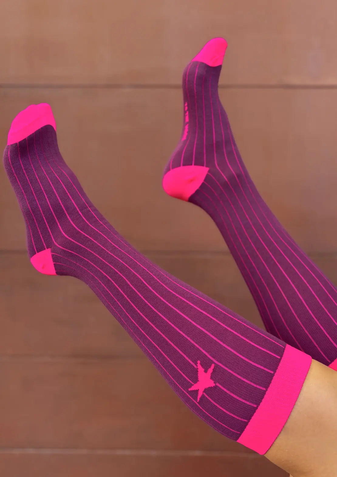 Calcetines de canalé berry con estrella rosa flúor. Calcetines de To the Moon de caña baja.