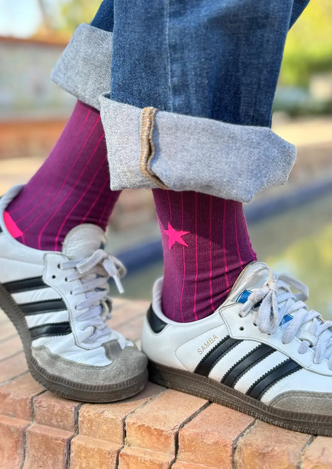Calcetines de canalé berry con estrella rosa flúor. Calcetines de To the Moon de caña baja.