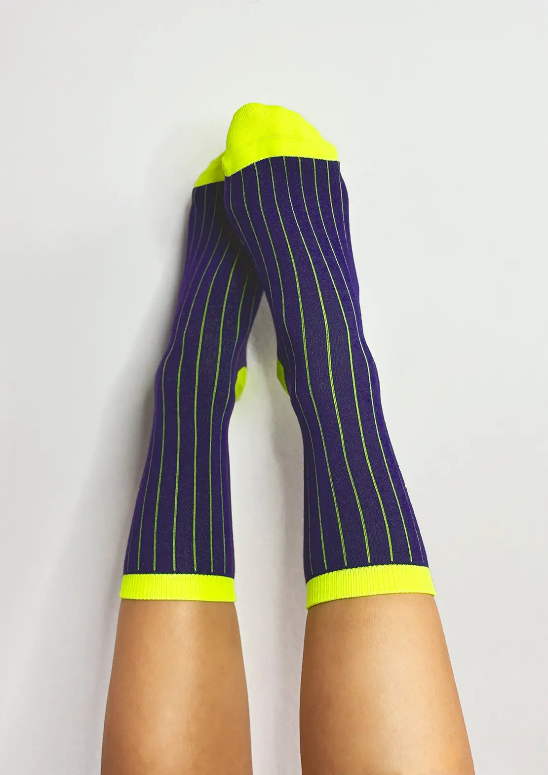 Calcetines media caña en color morado y amarillo flúor con estrella. Modelo Canalé Morado. Calcetines To the Moon