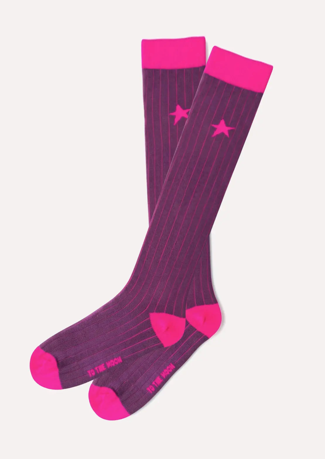 Calcetines de To the Moon de caña alta de canalé berry con estrella rosa flúor. Ideales para teens