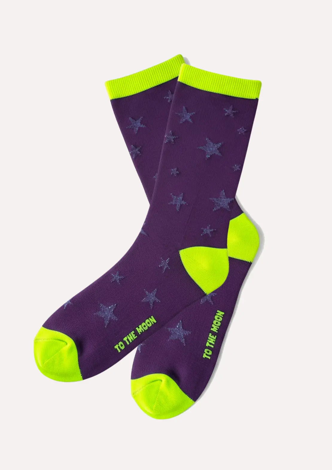 Calcetines de To the Moon de caña baja morado con estrellas de lúrex y contrastes amarillo flúor. Ideales para teens