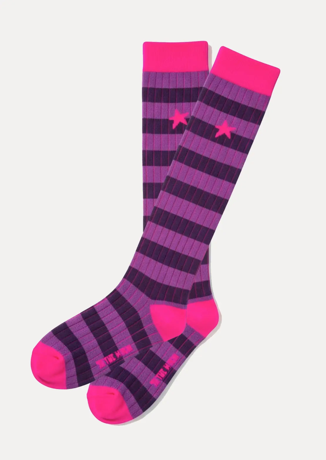 Calcetines de To the Moon de caña alta de canalé con rayas moradas y lils con estrella rosa flúor. Ideales para teens