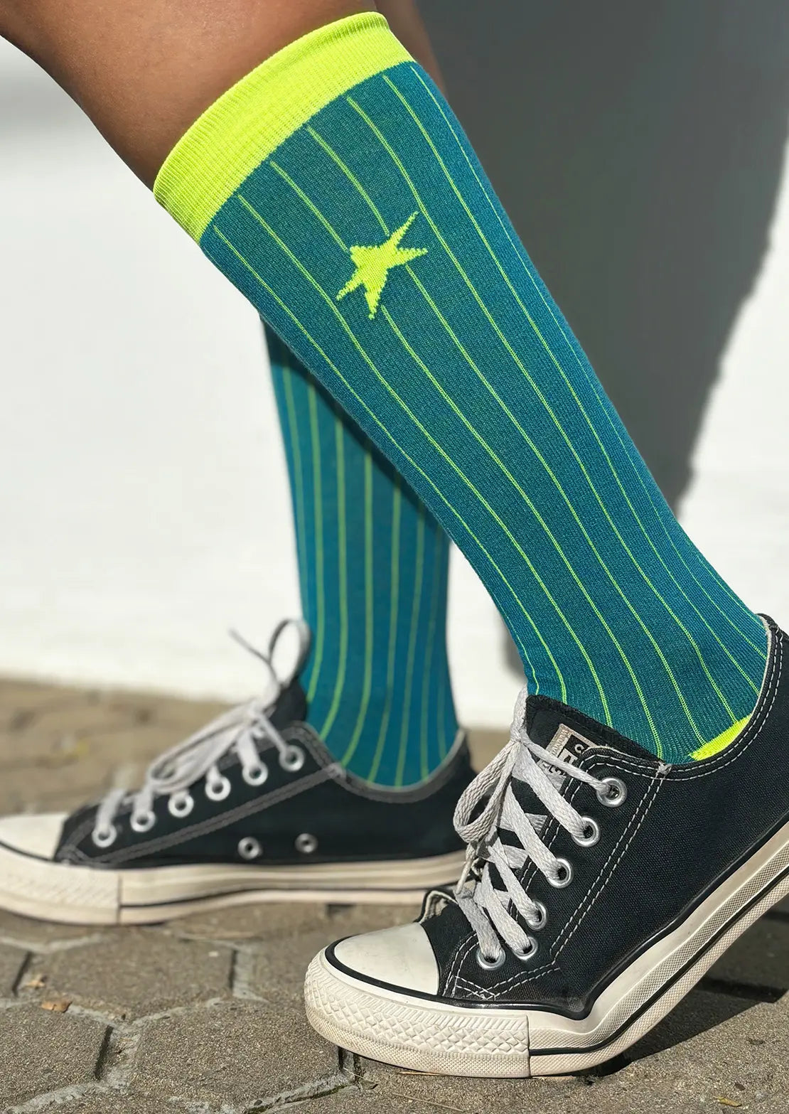 Calcetín caña alta en color azul petróleo y estrella flúor. Modelo Canalé Ocean Calcetines To the Moon