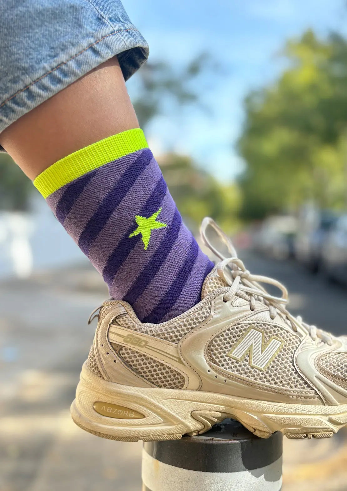 Calcetín media caña en color morado y estrella amarillo flúor. Modelo Rayas Berenjena. Calcetines To the Moon