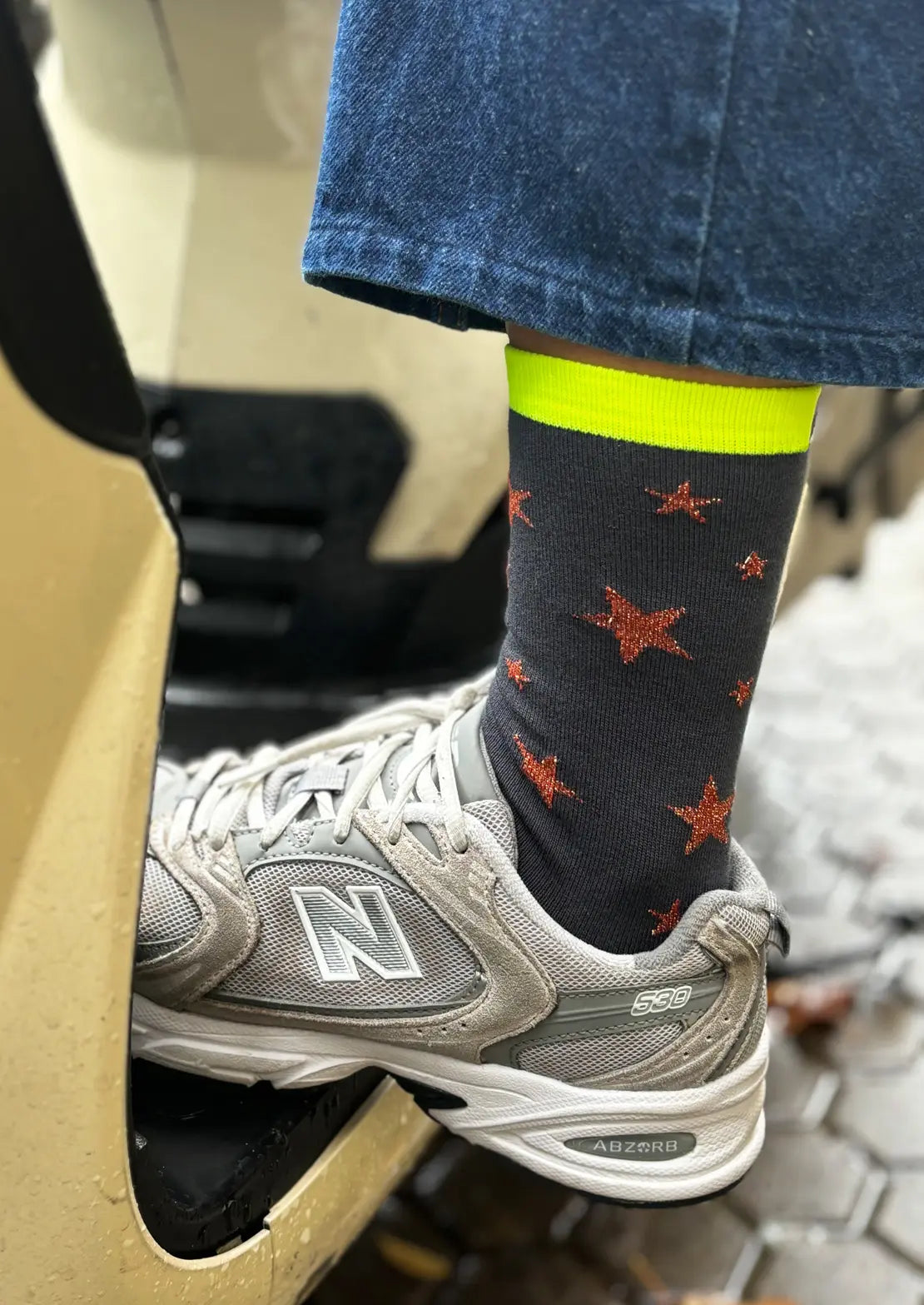Calcetines de To the Moon de caña baja con grises estrellas de lúrex teja y contrastes amarillo flúor. Ideales para Teens.