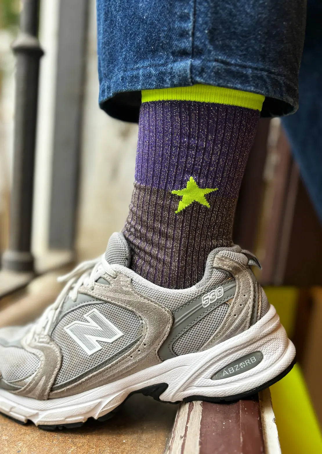 Calcetín media caña en color morado y gris con contrastes flúor. Modelo Lúrex Stone. Calcetines To the Moon