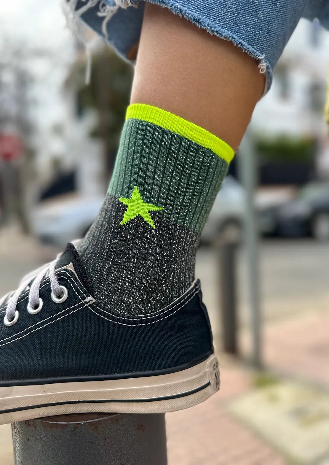 Calcetines media caña en color gris, verde y flúor. Modelo Lúrex Grey. Calcetines To the Moon