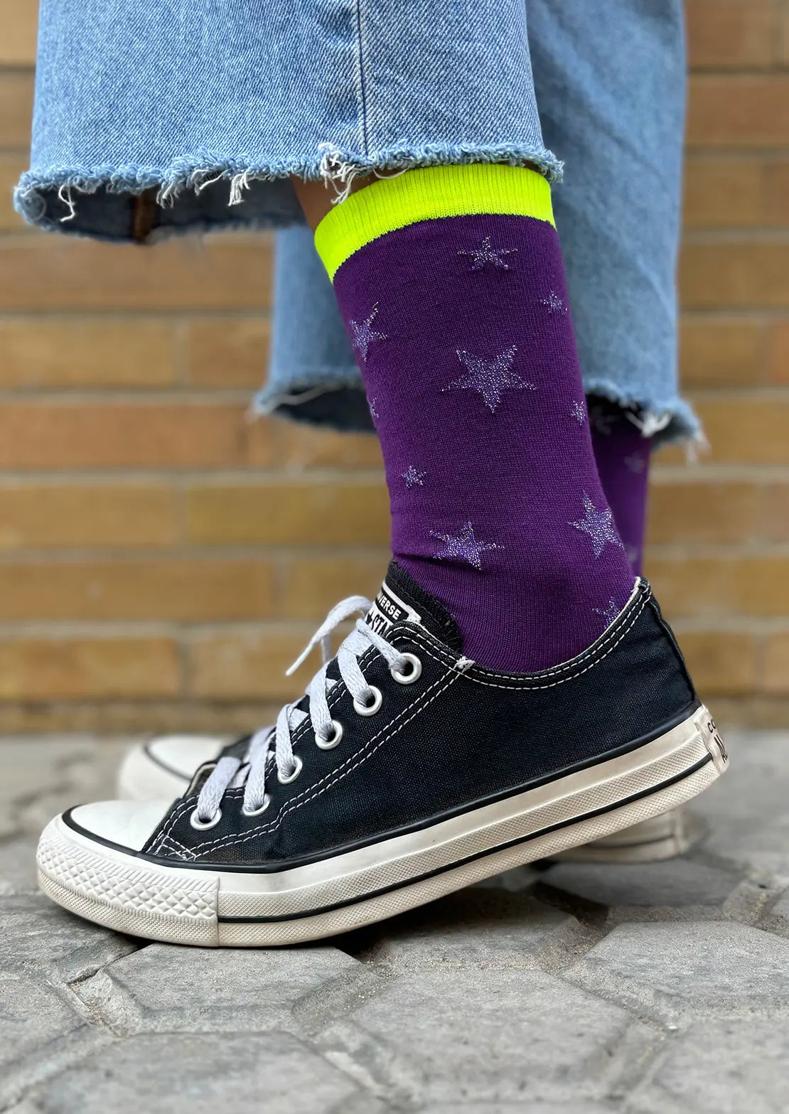 Calcetines de To the Moon de caña baja con estrellas de lúrex y contrastes amarillo flúor. Ideal para teens.