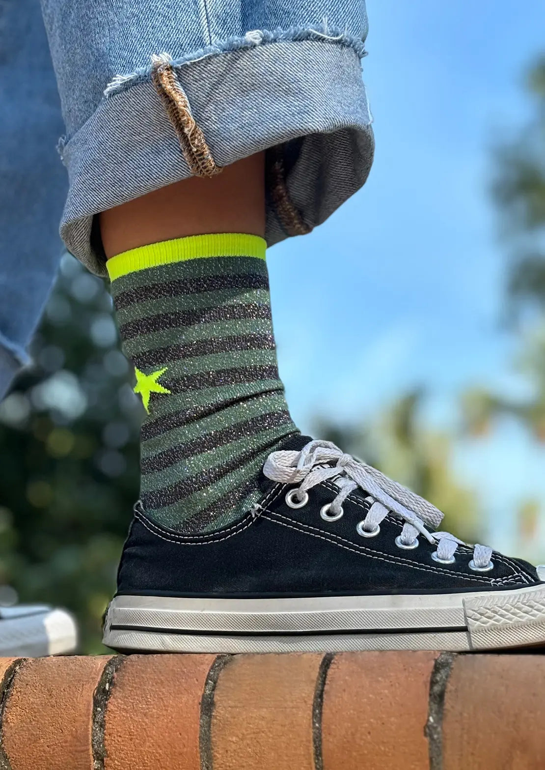 Calcetines de lúrex verdes con rayas con estrella anarillo flúor. Calcetines de To the Moon de caña baja.