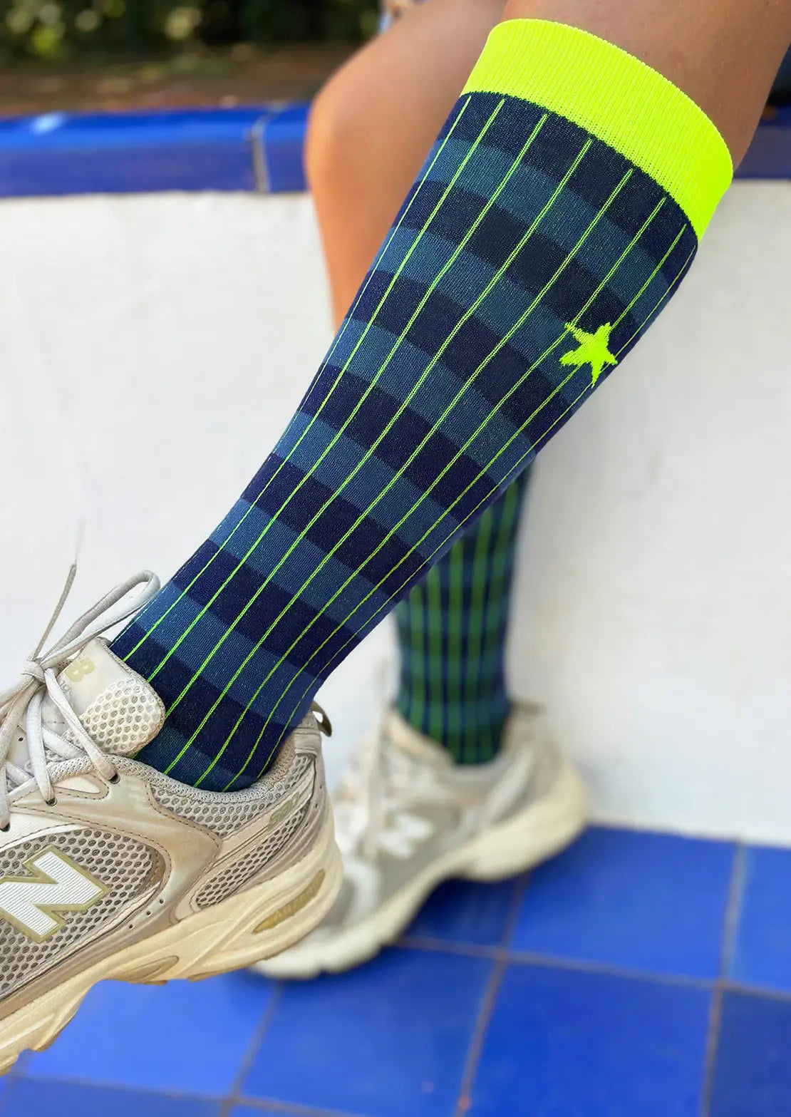 Calcetines de canalé rayas azules con estrella amarillo flúor. Calcetines de To the Moon de caña alta