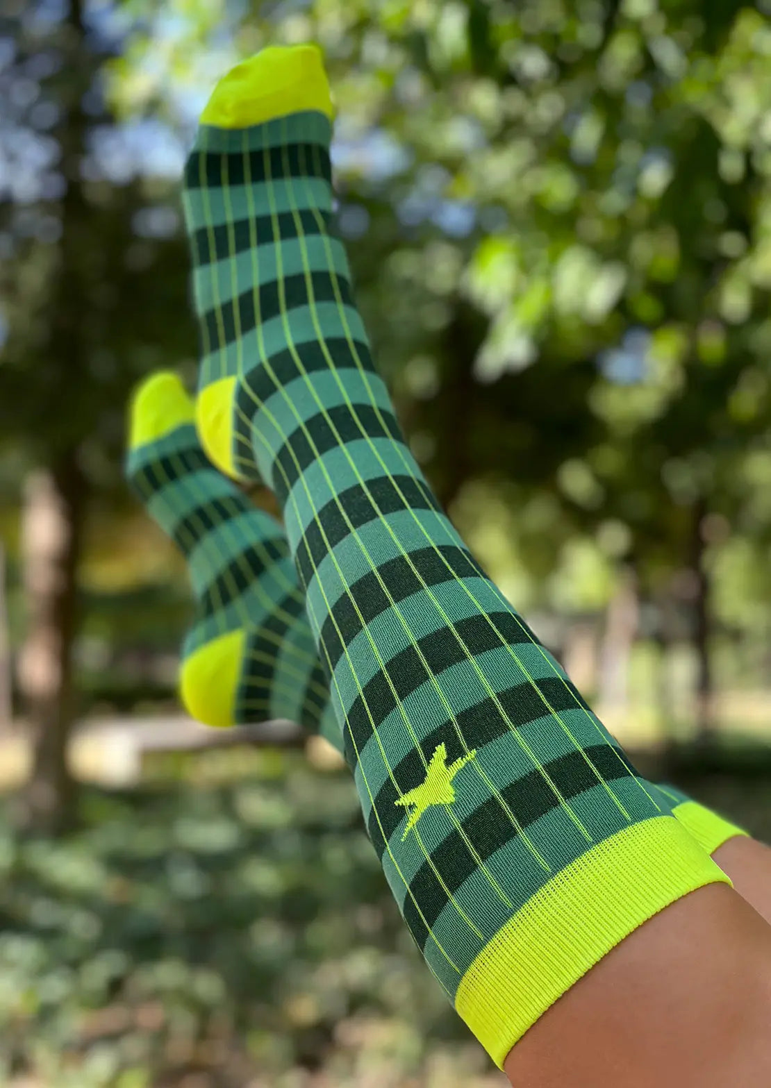 Calcetines de canalé rayas verdes con estrella anarillo flúor. Calcetines altos de To the Moon de caña baja.