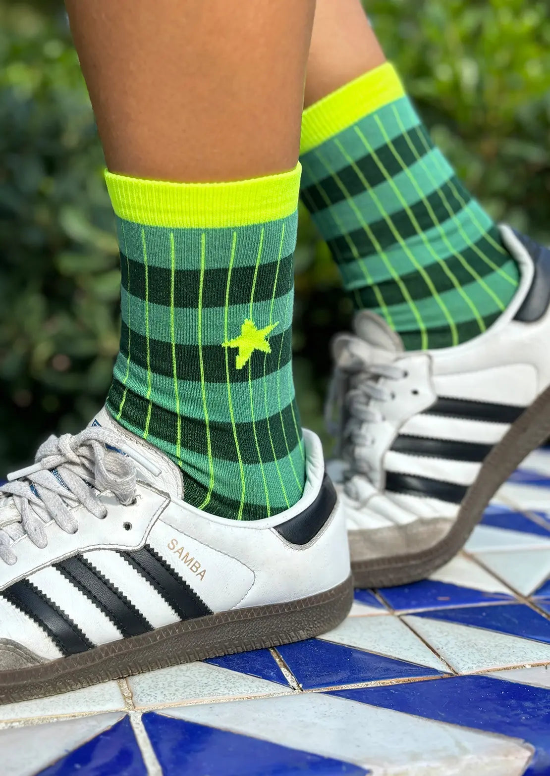 Calcetines de canalé rayas verdes con estrella amarillo flúor. Calcetines de To the Moon de caña baja ideales para teens.