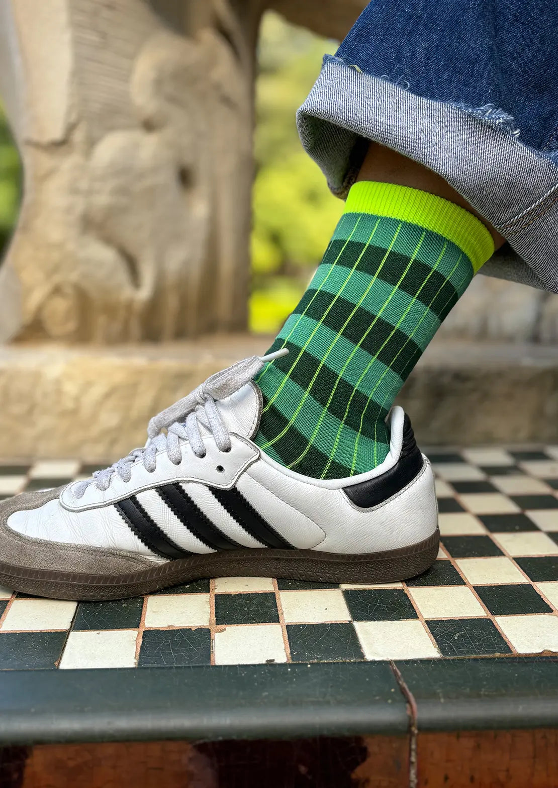 Calcetines de canalé rayas verdes con estrella amarillo flúor. Calcetines de To the Moon de caña baja.