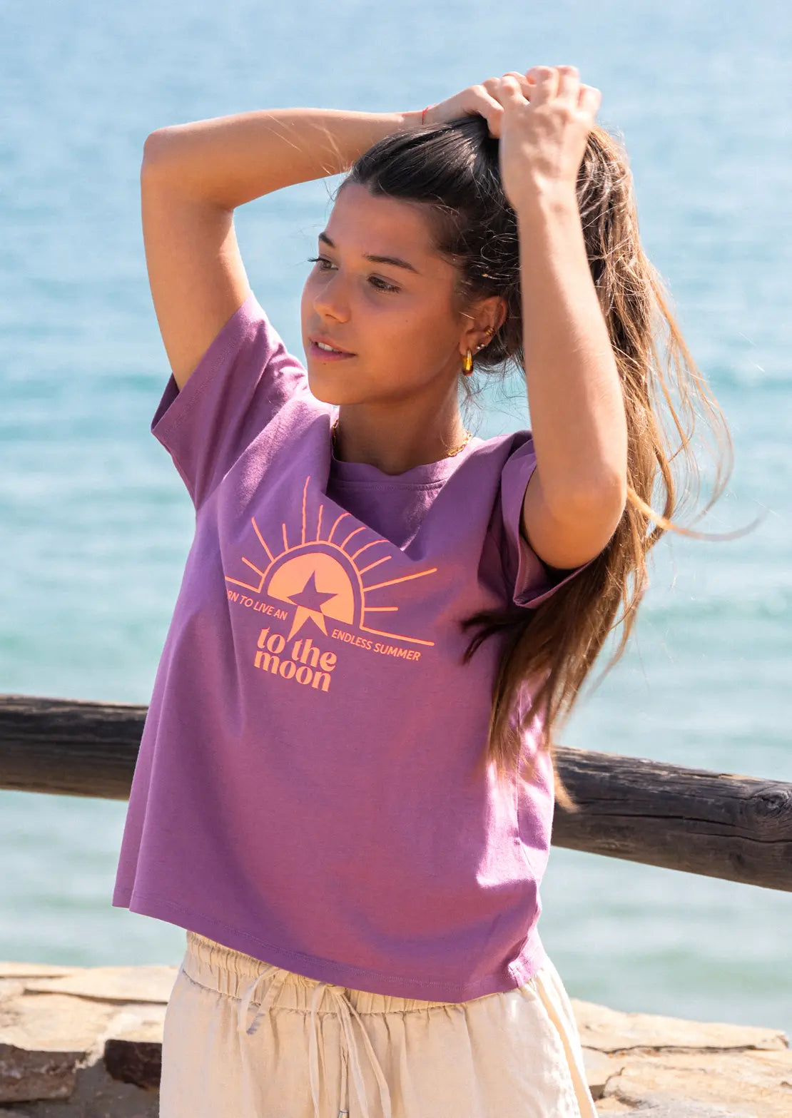 Camiseta manga corta de To the Moon en color rosa con estampado samón flúor.
