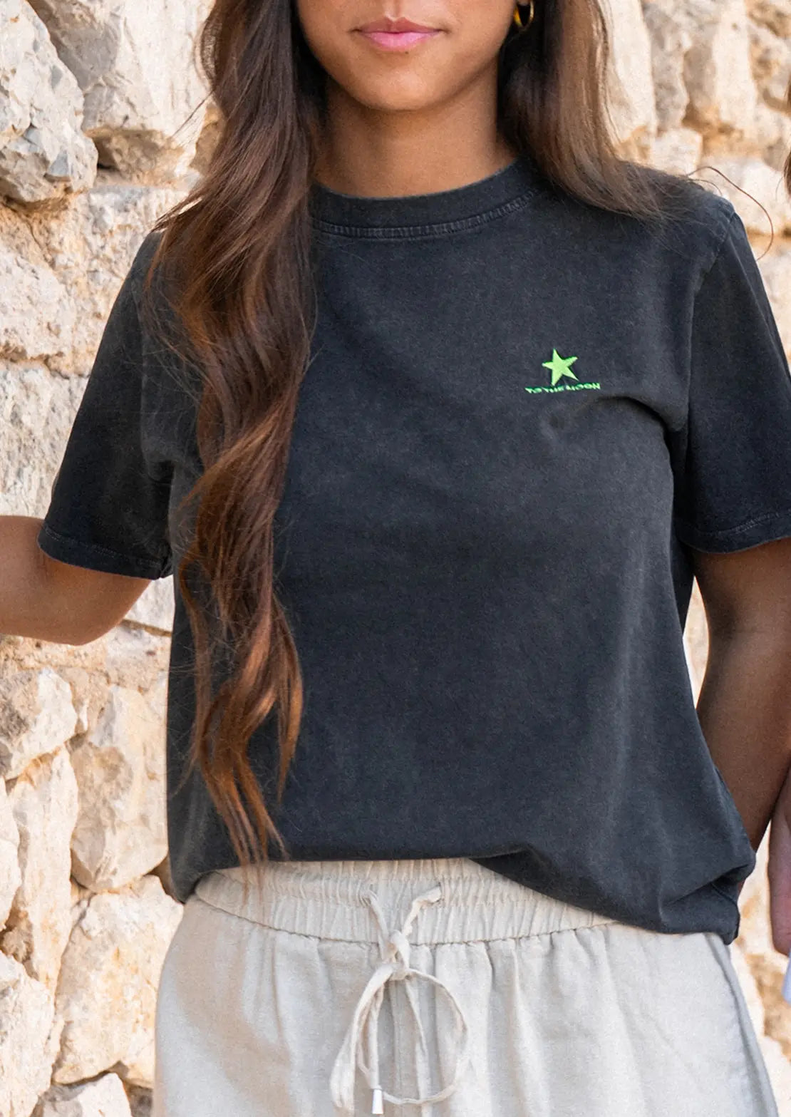 Parte delantera de Camiseta manga corta de To the Moon en color negro con estrella bordada amarillo flúor.