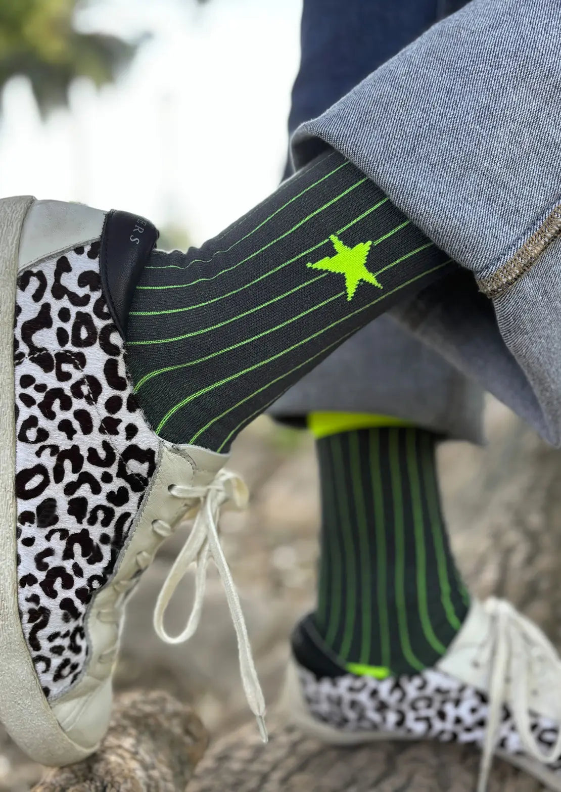 Calcetines de canalé gris oscuro con estrella amarillo flúor. Calcetines de To the Moon de caña baja.