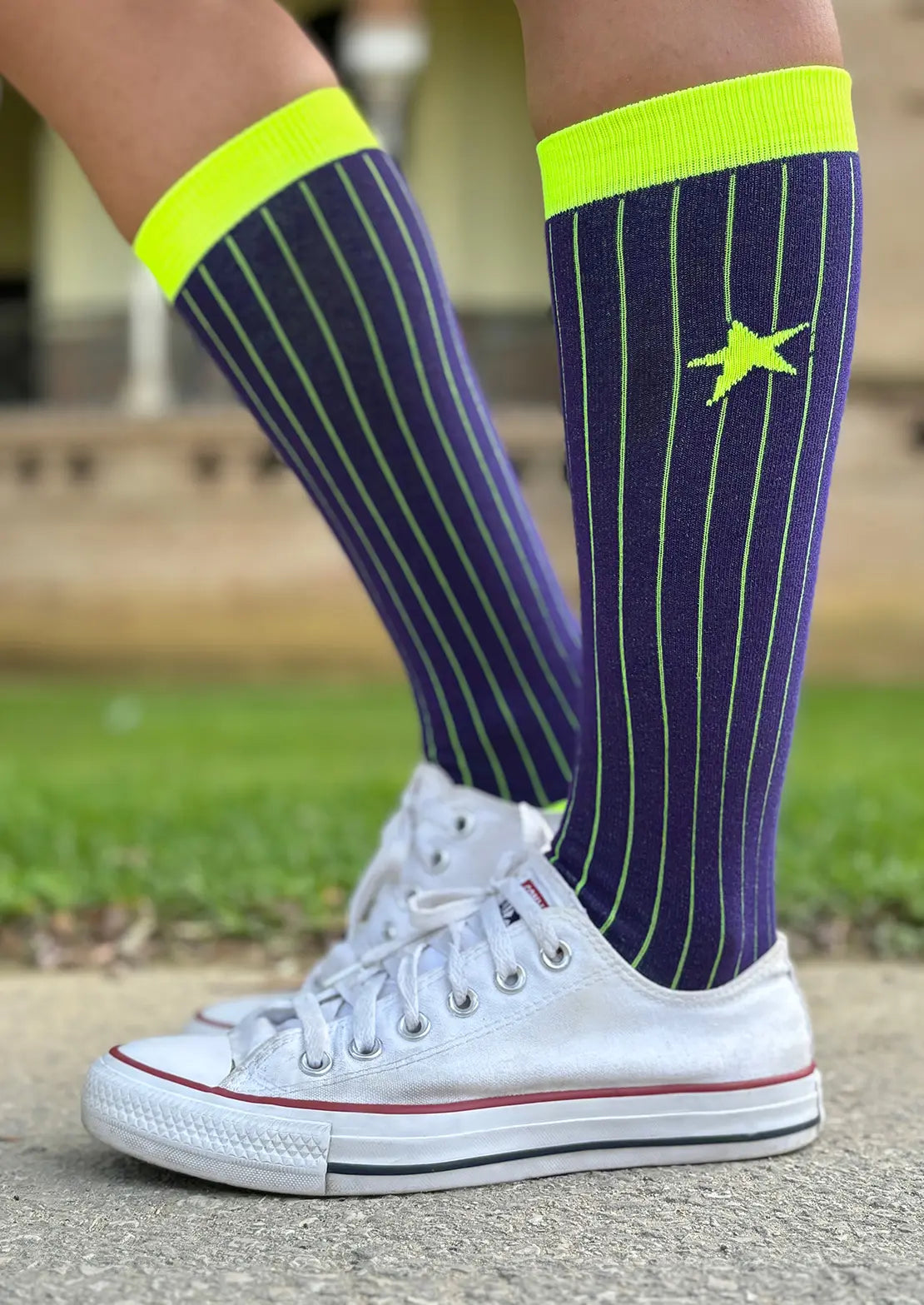 Calcetín de caña alta en color morado y flúor con estrella. Modelo Canalé Morado. Calcetines To the Moon