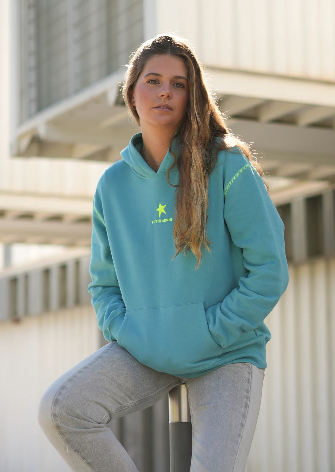 Hoodie de To the Moon en color azul agua empolvado con capucha y bolsillo canguro.