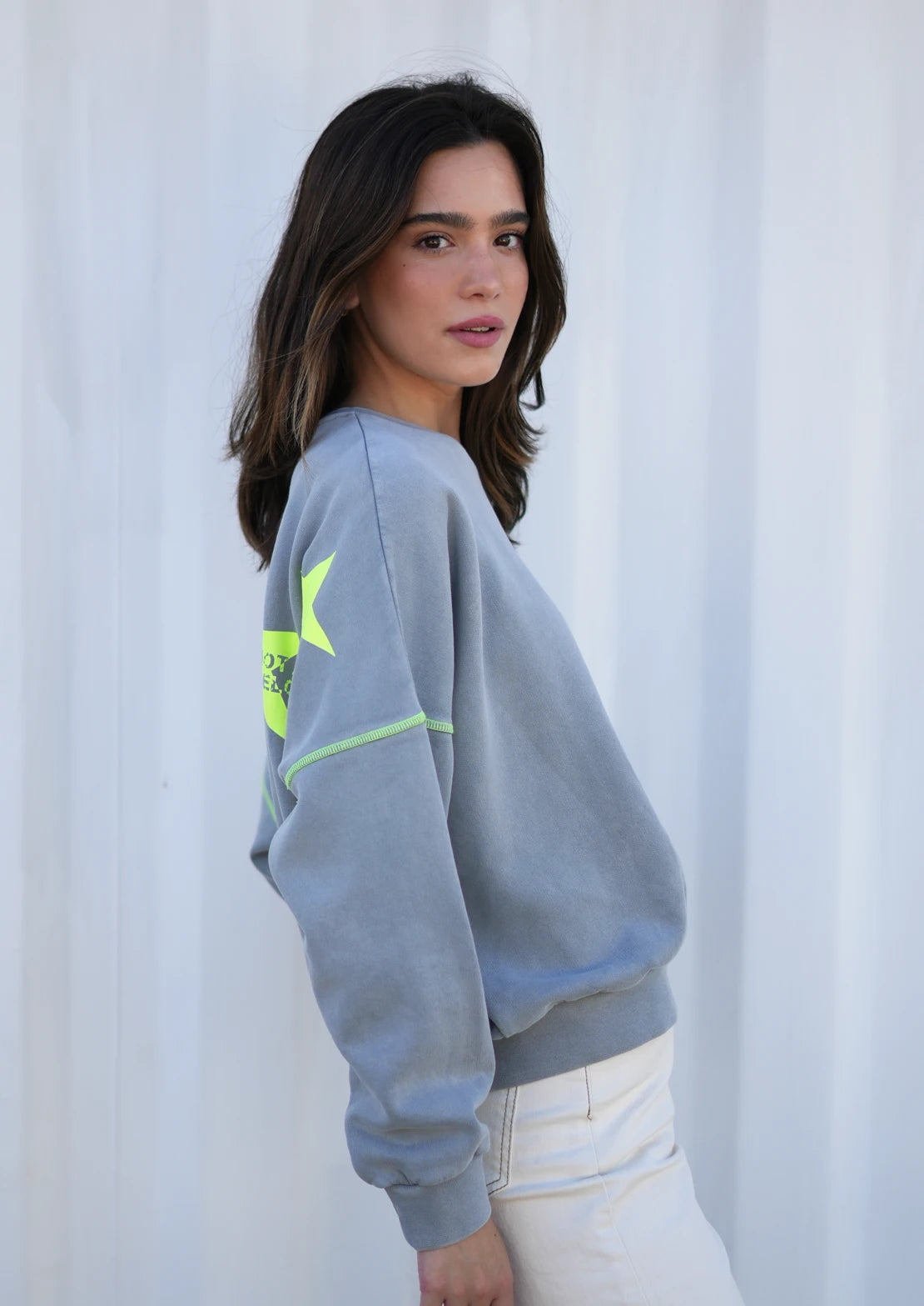 Sudadera de To the Moon en color gris claro manga caída ideal para teens. Bordado delantero y serigrafía trasera y costuras en amarillo flúor.