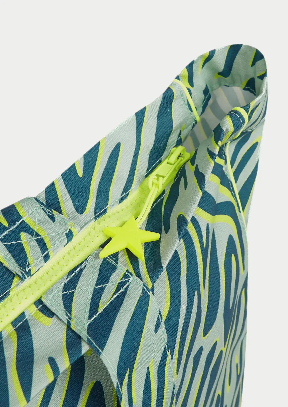Detalle bolsa de playa estampado cebra mint de To the Moon