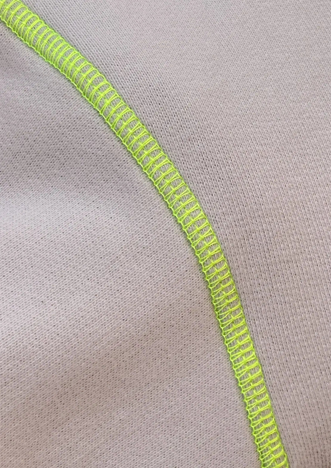 Detalles costura de la manga de la Hoodie Cosmos Ice Grey de To the Moon.