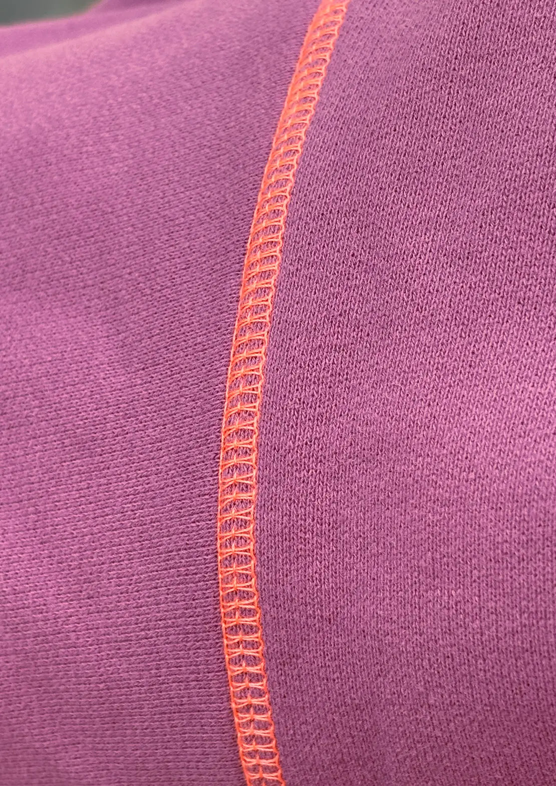 Detalles costura de la manga de la sudadera animal Berry de To the Moon.