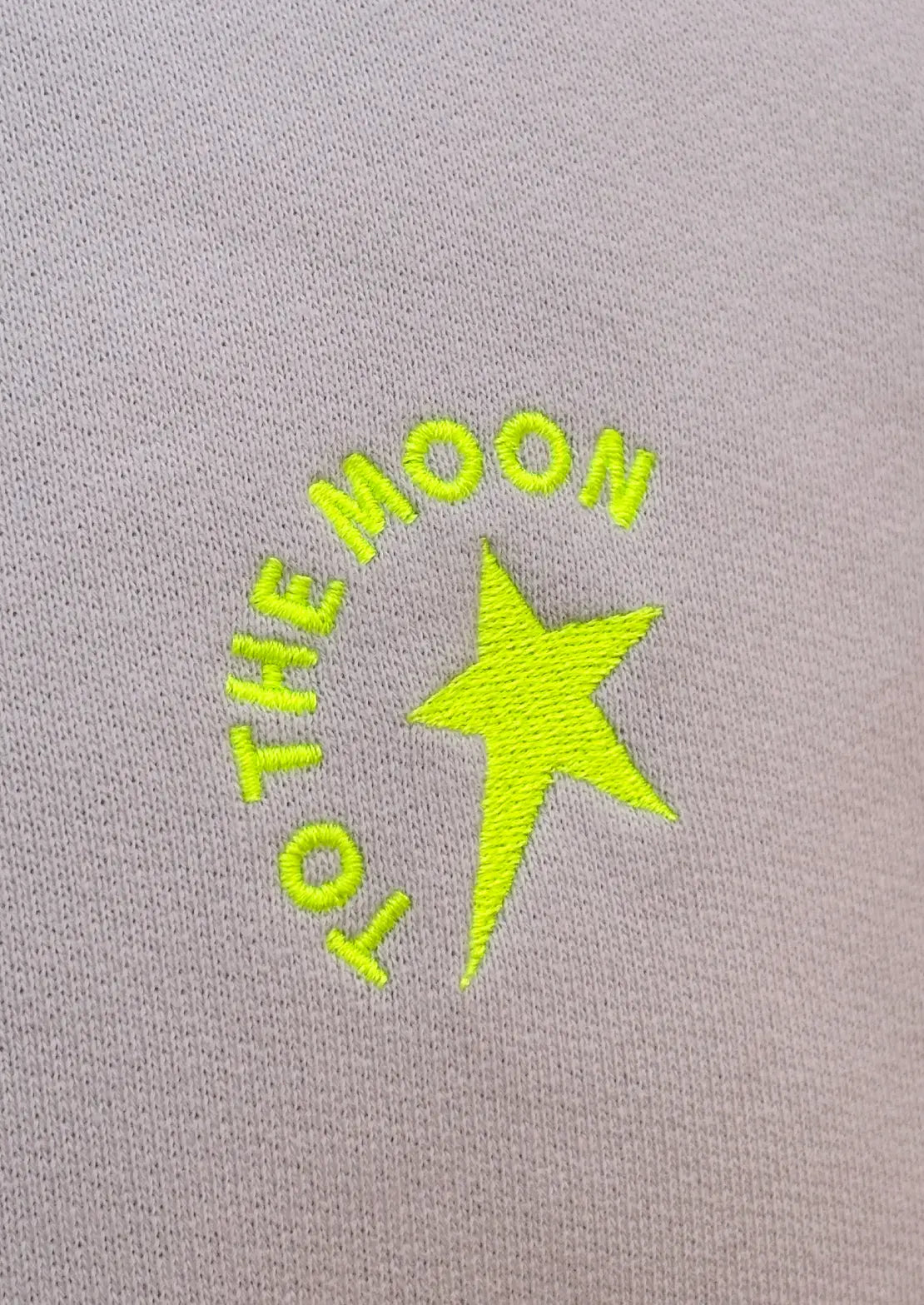Detalles bordado de la estrella de la Hoodie Cosmos Ice Grey To the Moon.