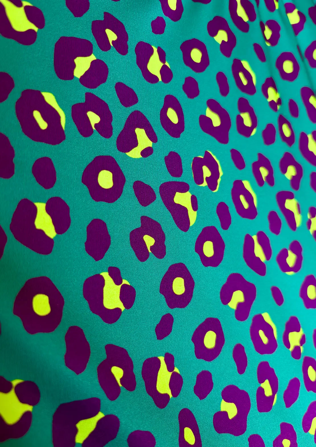 Estampado bañador para niñas y teens de To the Moon. Modelo Charlotte Leopardo Aqua colección 2025.