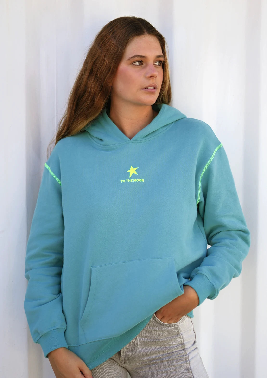 Sudadera con capucha y bolsillo canguro de To the Moon en color azul agua empolvado.