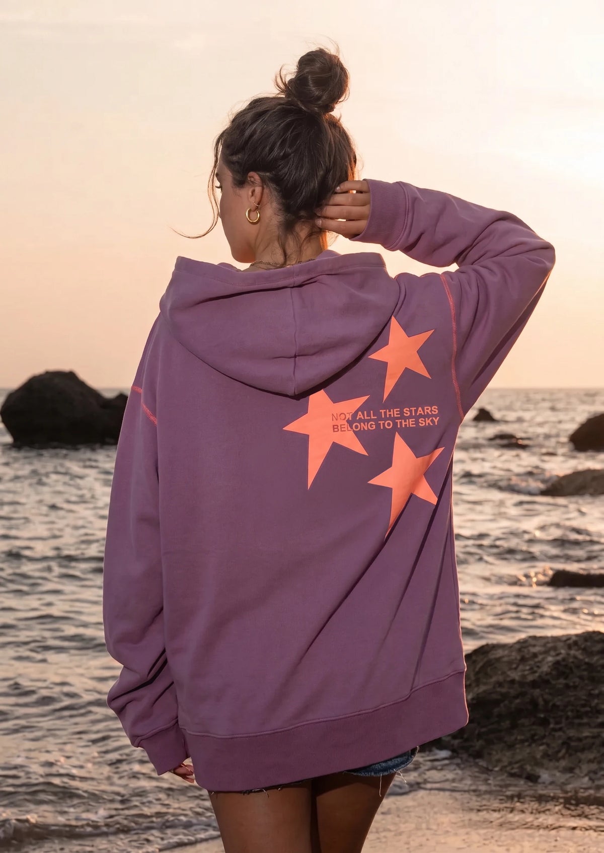 Hoode ideal para teens modelo All the Stars Berry color burdeos gastado y salmón neon con capucha y bolsillo canguro de To the Moon