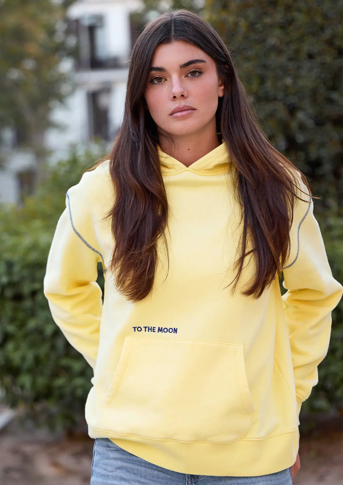 La sudadera con capucha color mantequilla de la temporada con capucha y bolsillo canguro de To the Moon. Serigrafía azul eléctrico estrella y bordado de marca en parte delantera.