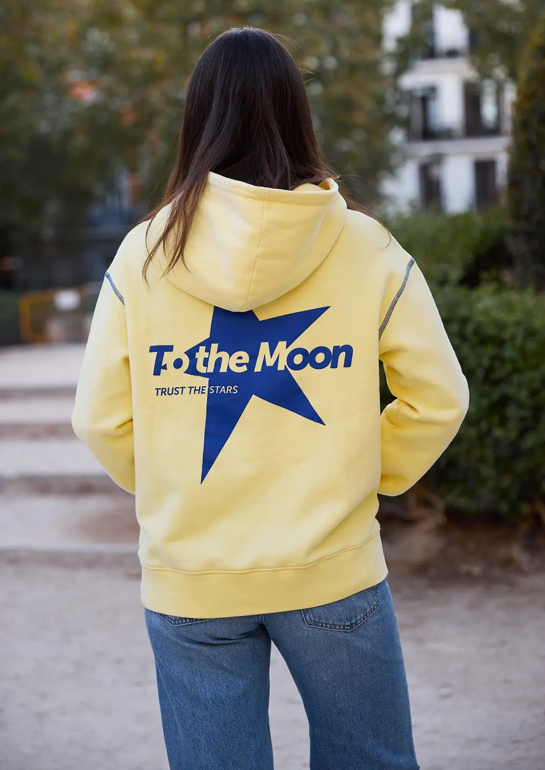 Hoodie color amarillo estrella azul electrico con capucha y bolsillo canguro ideal para teens de To the Moon. Estrella azul eléctrico serigrafiadas en la espalda.