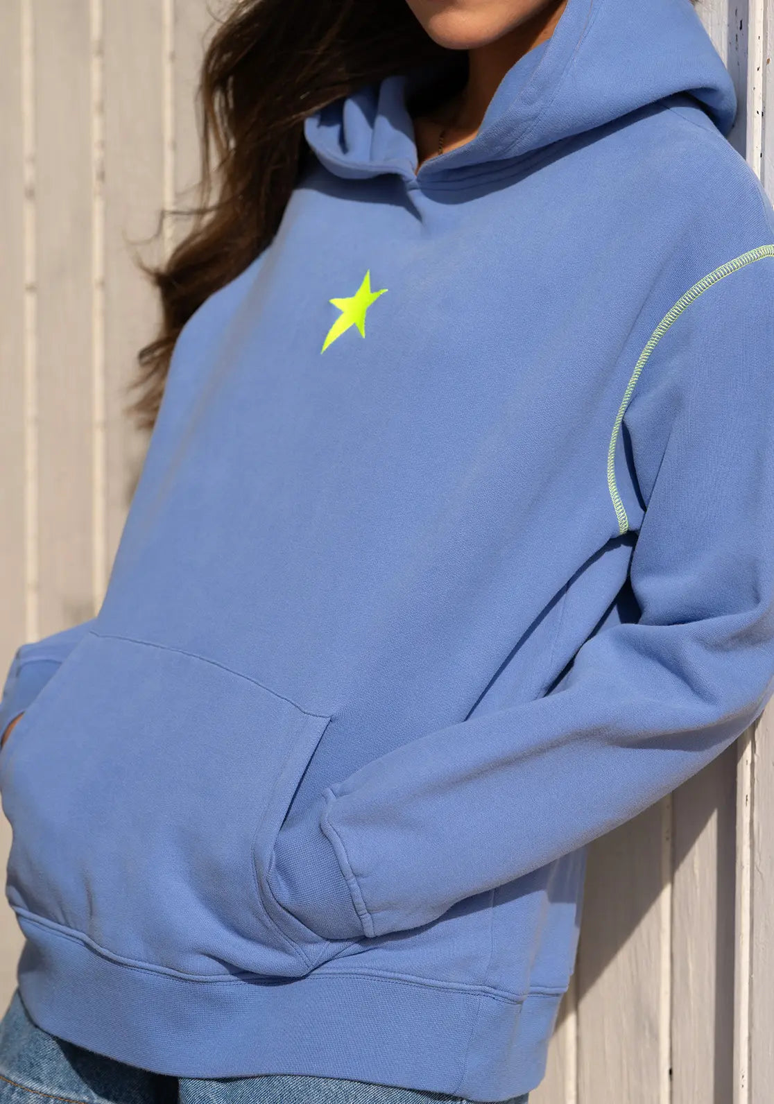 Hoodie Stars Indigo color azul y amarillo neon ideal para teens detalle de estrella bordada en el pecho.
