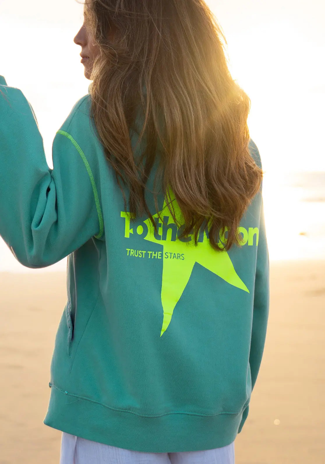 Hoodie Lagoon color verde agua y amarillo neon con capucha y bolsillo canguro de To the Moon ideal para teens con estrella en la espalda.