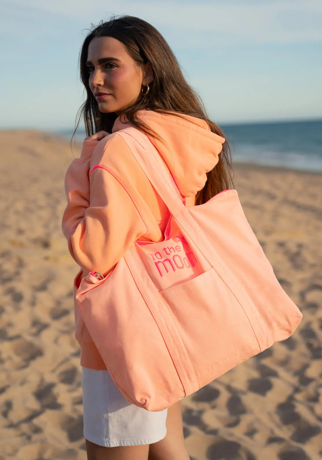 Hoodie Summer Club Peach color melocotón y rosa neon ideal para adolescentes con capucha y bolsillo canguro