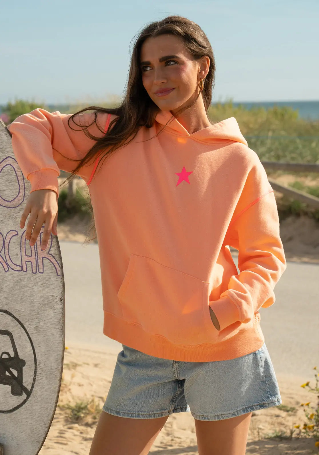 Hoodie All Stars Berry color rosa y salmón flúor. Ideal para adolescentes y mujer con capucha y bolsillo canguro