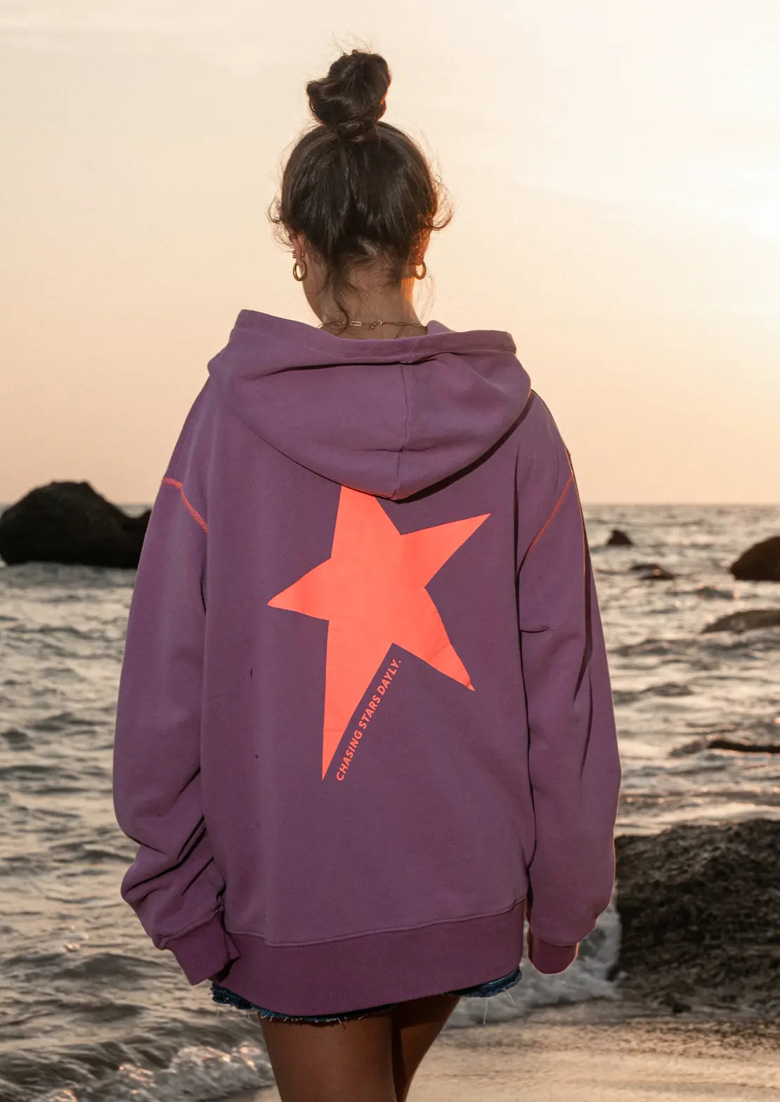 Vista de la estrella de la espalda. Hoodie Star Berry de To the Moon. Ideal para mujer y teen, color morado, ideal para el verano.